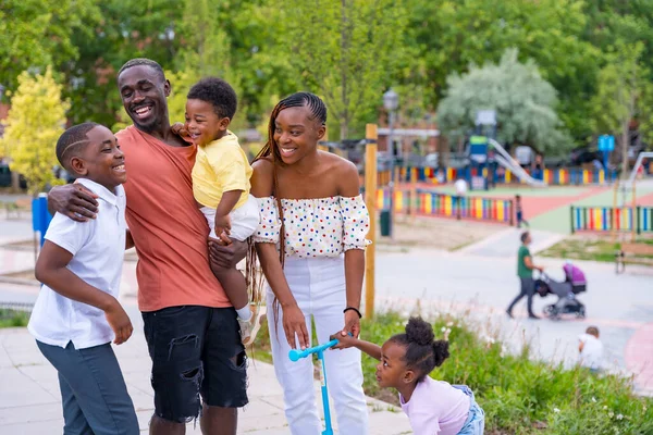 Afrikkalainen Musta Etnisyys Perhe Pitää Hauskaa Onnellisten Lasten Kanssa Leikkikentällä — kuvapankkivalokuva