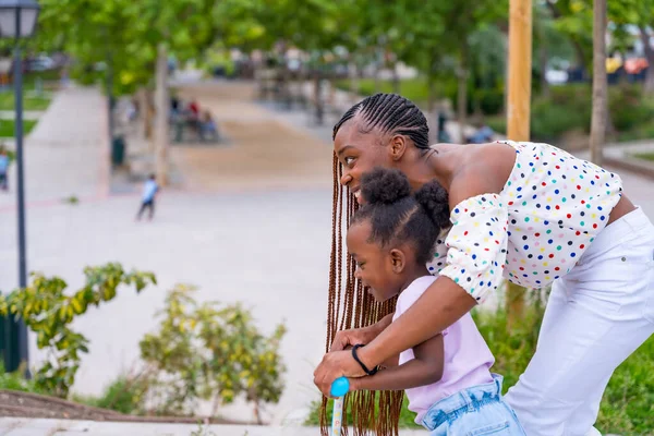 Siyah Afrikalı Bir Anne Kızıyla Oyun Alanında Eğleniyor Kaykay Sürmeyi — Stok fotoğraf
