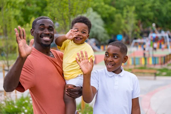 Siyah Afrikalı Bir Baba Oğluyla Oyun Alanında Eğleniyor Kameraya Sallıyor — Stok fotoğraf