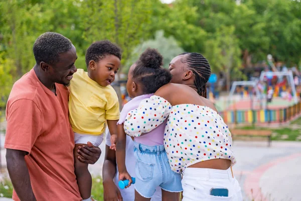 Africano Família Étnica Negra Com Crianças Parque Infantil Abraçando Depois — Fotografia de Stock