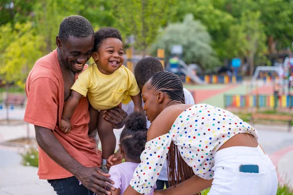 아프리카 아이들 놀이터에서 포옹하는 — 스톡 사진