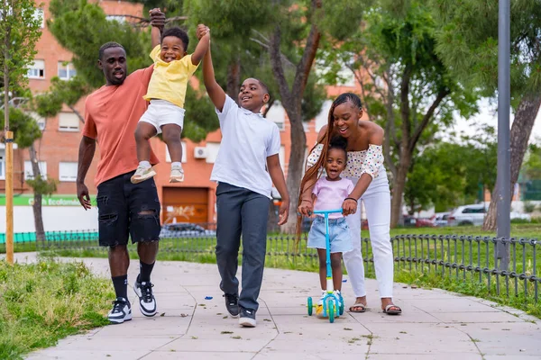 Família Etnia Negra Africana Com Crianças Playground Divertindo Sorrindo Parque — Fotografia de Stock