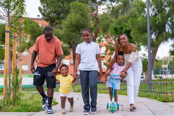 Família Etnia Negra Africana Com Crianças Playground Divertindo Sorrindo Parque — Fotografia de Stock