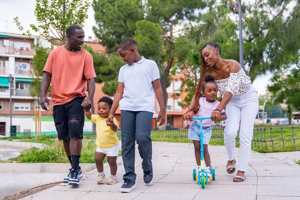 Família Etnia Negra Africana Com Crianças Playground Divertindo Andando Parque — Fotografia de Stock