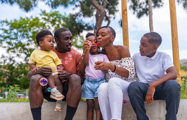 Família Etnia Negra Africana Com Crianças Playground Divertindo Soprando Bolhas — Fotografia de Stock