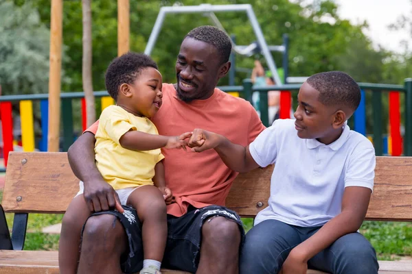 Afrikalı Siyah Etnik Kökenli Bir Baba Çocuklarıyla Şehir Parkında Eğleniyor — Stok fotoğraf