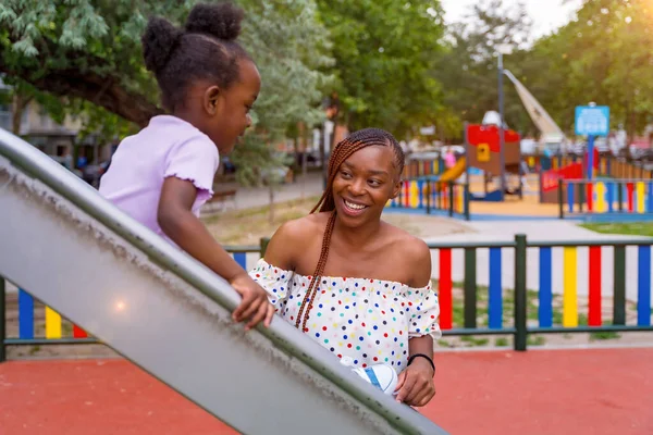 Afrikkalainen Musta Etnisyys Äiti Hauskaa Tyttärensä Kanssa Kaupungin Puiston Leikkikentällä — kuvapankkivalokuva