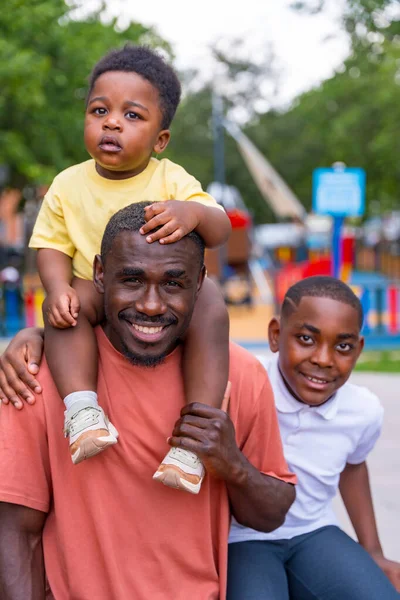 Retrato Etnia Negra Africana Pai Com Seus Filhos Parque Infantil — Fotografia de Stock