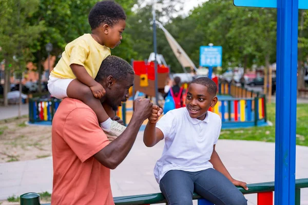 Afrikalı Siyah Etnik Kökenli Bir Baba Çocuklarıyla Birlikte Şehir Parkında — Stok fotoğraf