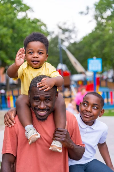 Siyah Afrikalı Etnik Kökenli Bir Babanın Portresi Çocuklarıyla Birlikte Şehir — Stok fotoğraf