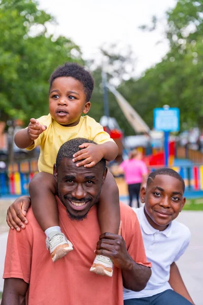 Retrato Etnia Negra Africana Pai Sorrindo Com Seus Filhos Parque — Fotografia de Stock