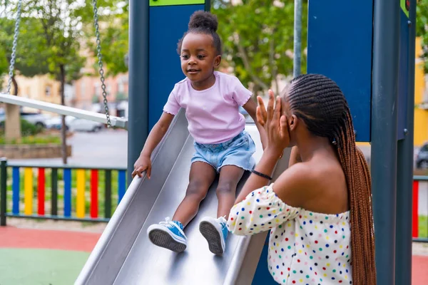 Afrikalı Siyahi Bir Anne Şehir Parkının Çocuk Parkında Kızıyla Eğleniyor — Stok fotoğraf