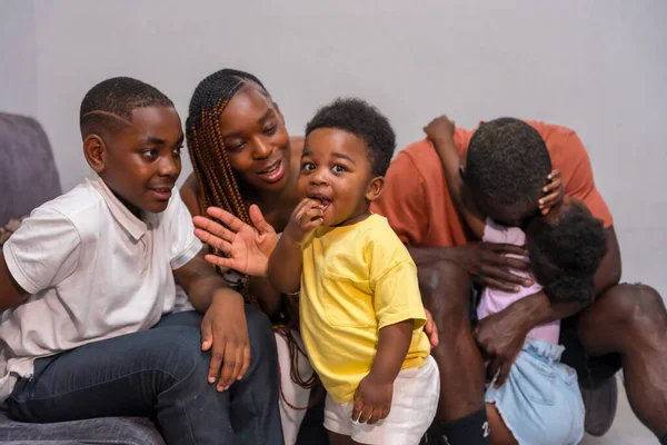 자녀들이 아프리카 집에는 소파가 — 스톡 사진