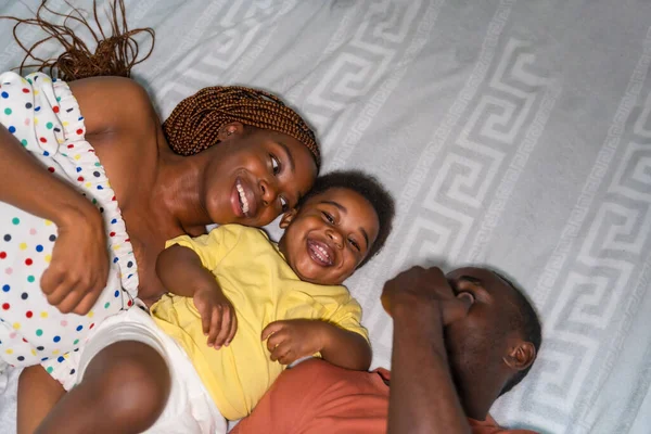 침대에 침대에 미소를 아프리카 가족의 — 스톡 사진