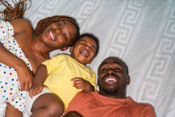 침대에 침대에 아프리카 가족의 — 스톡 사진