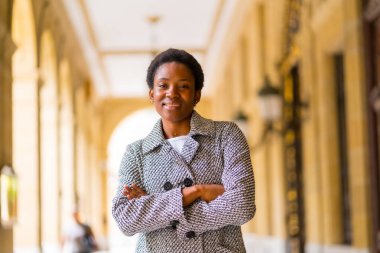 Şehirdeki Afrika kökenli iş kadını, bazı kemerlerin altında finans kadını portresi