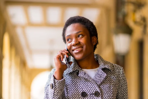Afrykańska Kobieta Biznesu Etnicznego Mieście Portret Finansistki Rozmawiającej Przez Telefon — Zdjęcie stockowe