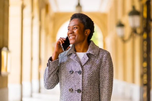 Bizneswoman Pochodzenia Afrykańskiego Mieście Portret Finansistki Rozmawiającej Przez Telefon — Zdjęcie stockowe