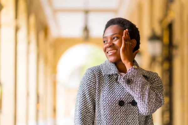 Afrykańska Kobieta Biznesu Etnicznego Mieście Portret Finansistki Pod Łukami Uśmiechnięta — Zdjęcie stockowe