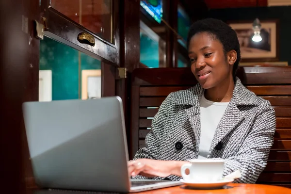 Biznes Kobieta Pochodzenia Afrykańskiego Kawiarni Czas Przerwy Finanse Kobieta Komputera — Zdjęcie stockowe
