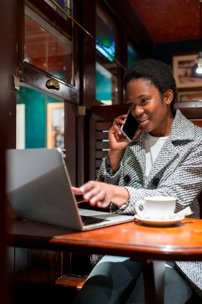 Bizneswoman Pochodzenia Afrykańskiego Kawiarni Portret Komputerem Rozmawiającym Przez Telefon — Zdjęcie stockowe