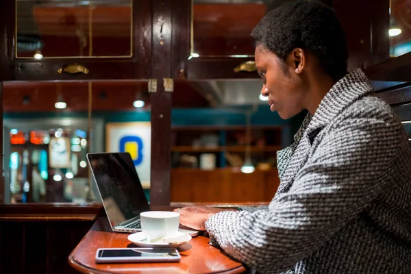 Biznes Kobieta Pochodzenia Afrykańskiego Kawiarni Pracuje Komputerem — Zdjęcie stockowe
