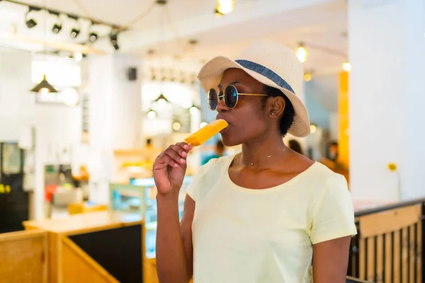 Μαύρη Αφρικανή Πελάτισσα Που Τρώει Παγωτό Μαγαζί — Φωτογραφία Αρχείου