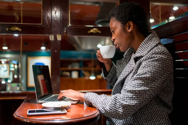 Bizneswoman Pochodzenia Afrykańskiego Kawiarni Pracująca Komputerem Pijącym Kawę — Zdjęcie stockowe
