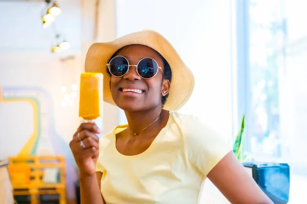 Πορτρέτο Της Μαύρης Αφρικανικής Εθνικότητας Γυναίκα Τρώει Ένα Παγωτό Μάνγκο — Φωτογραφία Αρχείου
