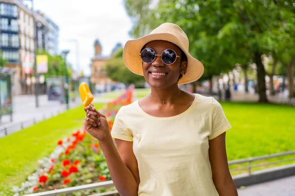 Αφρικανική Μαύρη Εθνικότητα Γυναίκα Τρώει Ένα Παγωτό Μάνγκο Στην Πόλη — Φωτογραφία Αρχείου