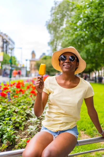 Afrikansk Svart Etnisk Kvinna Äter Mango Glass Staden Turist Njuter — Stockfoto