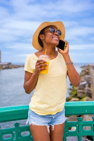 Πορτρέτο Της Μαύρης Εθνοτικής Γυναίκας Που Πίνει Χυμό Πορτοκαλιού Δίπλα — Φωτογραφία Αρχείου