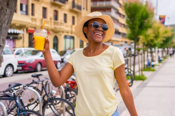 Μαύρη Γυναίκα Που Πίνει Χυμό Πορτοκαλιού Απολαμβάνοντας Καλοκαίρι Στην Πόλη — Φωτογραφία Αρχείου