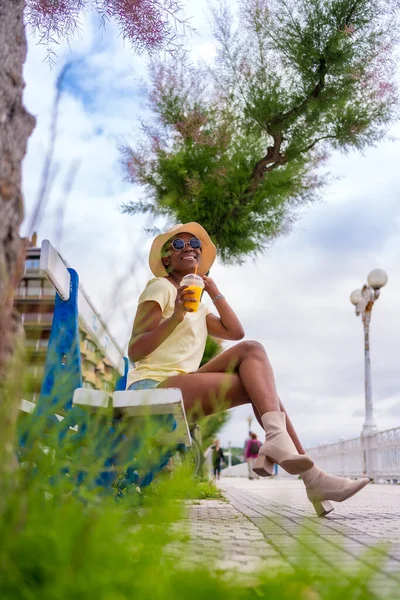 Μαύρη Γυναίκα Που Πίνει Χυμό Καθισμένη Ένα Παγκάκι Στην Πόλη — Φωτογραφία Αρχείου