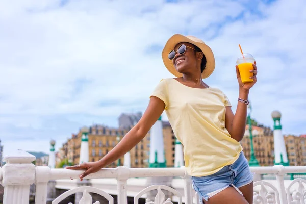 Μαύρη Γυναίκα Που Πίνει Χυμό Πορτοκαλιού Απολαμβάνοντας Καλοκαίρι Στην Πόλη — Φωτογραφία Αρχείου