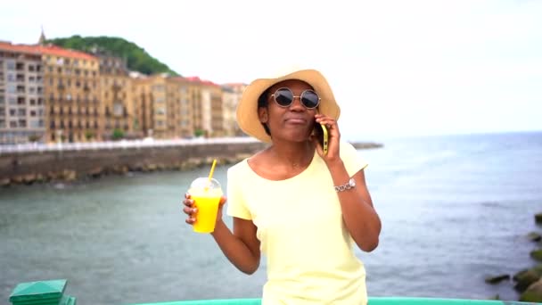 Портрет Чорної Етнічної Жінки Має Апельсиновий Сік Біля Моря Турист — стокове відео