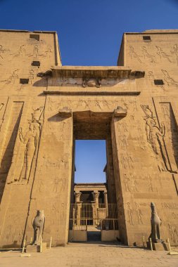 Edfu, Mısır 'daki Edfu Tapınağı' nın firavunlarının çizimiyle yüz yüze. Nil nehrinin kıyısında, kertenkele-Roma inşaatı, Huros 'a adanmış tapınak.