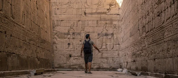 Młody Turysta Odwiedzający Piękną Świątynię Edfu Mieście Edfu Egipcie Nad — Zdjęcie stockowe