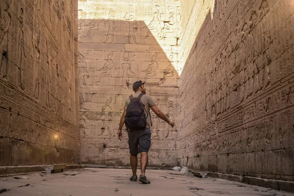 Jeune Touriste Visitant Beau Temple Edfu Dans Ville Edfu Egypte — Photo