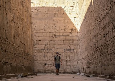 Genç bir turist Edfu, Mısır 'daki güzel Edfu tapınağını ziyaret ediyor. Nil nehrinin kıyısında, kertenkele-Roma inşaatı, Huros 'a adanmış tapınak.