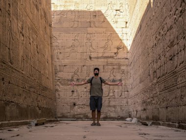 Genç bir turist Edfu, Mısır 'daki güzel Edfu tapınağını ziyaret ediyor. Nil nehrinin kıyısında, kertenkele-Roma inşaatı, Huros 'a adanmış tapınak.