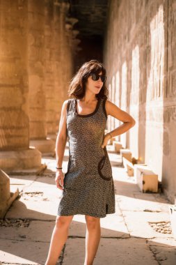 Aswan şehrinin yakınlarındaki Edfu Tapınağı sütunlarında genç bir esmerin portresi. Mısır, Nil 'in batı kıyısı Edfu şehrinde, Greko-Romen inşaatı, Horus' a adanmıştır.