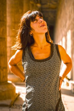 Aswan şehrinin yakınlarındaki Edfu Tapınağı sütunlarında genç bir esmerin portresi. Mısır, Nil 'in batı kıyısı Edfu şehrinde, Greko-Romen inşaatı, Horus' a adanmıştır.