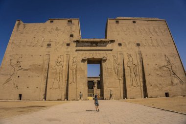 Genç bir turist Aswan 'daki Nil Nehri yakınlarındaki Edfu Tapınağı girişinde. Mısır, 6 ay sonra koronavirüs salgınında turizmin geri dönüşü