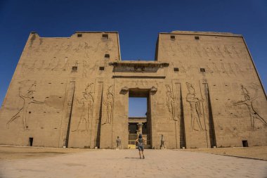 Genç bir turist Aswan 'daki Nil Nehri yakınlarındaki Edfu Tapınağı girişinde. Mısır, 6 ay sonra koronavirüs salgınında turizmin geri dönüşü