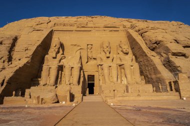 Abu Simbel Tapınağı Güney Mısır 'da Nubia' da Nasser Gölü 'nün yanındaki dağda yeniden inşa edildi. Firavun 2. Ramses Tapınağı, seyahat yaşam tarzı.