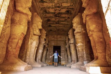 Genç bir turist, Nasser Gölü boyunca Nubia 'daki Abu Simbel Tapınağı' ndaki firavunlara bakıyor. Firavun 2. Ramses Tapınağı, seyahat yaşam tarzı.