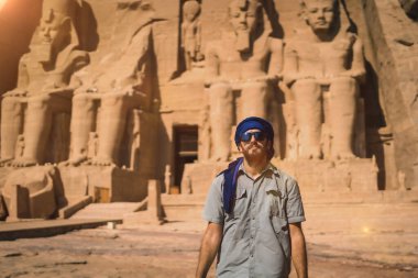 Mavi türbanlı genç bir turist Nubia 'daki Abu Simbel Tapınağını ziyaret ediyor. Nasser Gölü' nün yanında. Firavun 2. Ramses Tapınağı, seyahat yaşam tarzı.