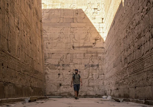 Nuori Turisti Vierailee Edfun Kauniissa Temppelissä Edfun Kaupungissa Egyptissä Niili — kuvapankkivalokuva
