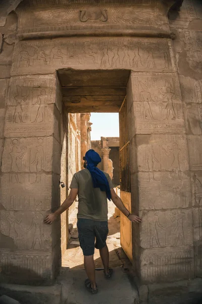 Portret Młodego Mężczyzny Niebieskim Turbanem Przy Wejściu Świątyni Edfu Pobliżu — Zdjęcie stockowe